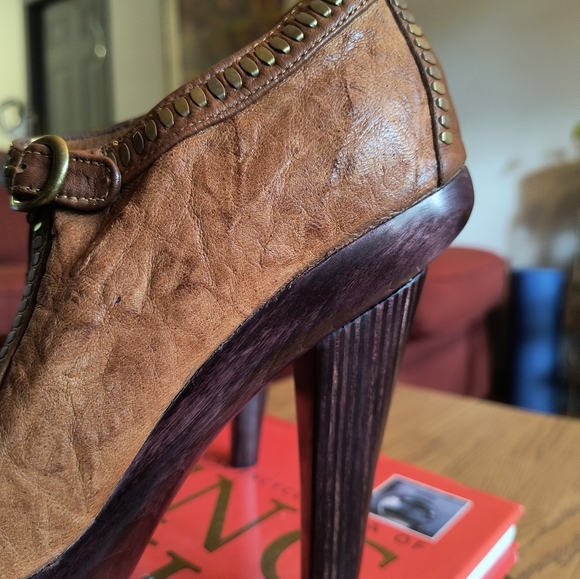 Colleen Cordero Platform Heels Studded Brown Leather and Wood High Heels - Picture 9 of 16